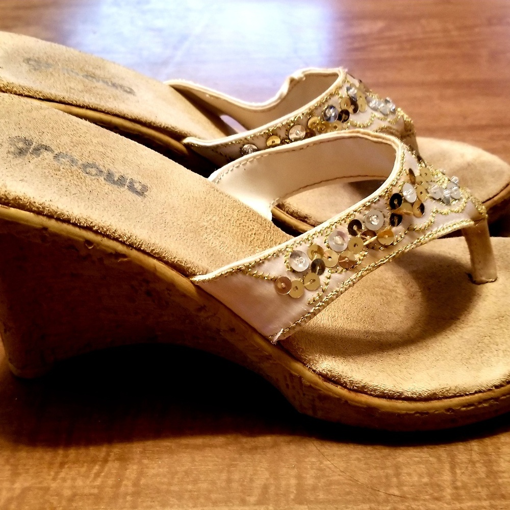 Groove sandals
